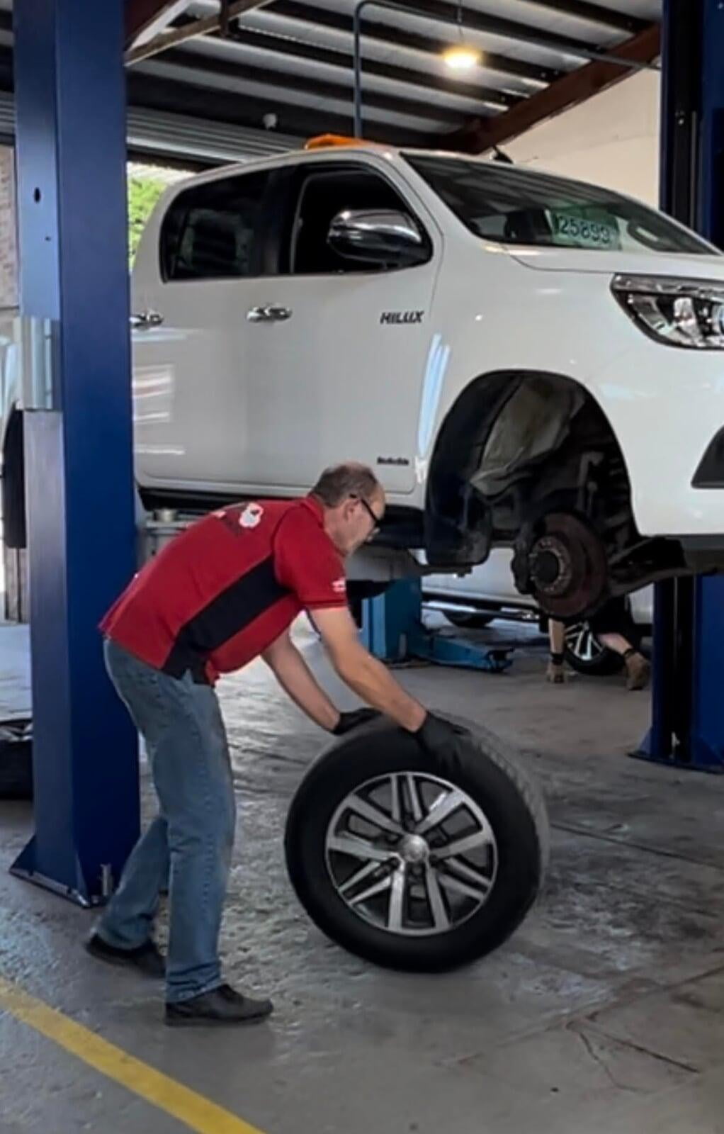 Wheel and tyre fitting service centre