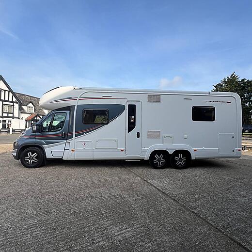 2016 Auto Trail Comanche Tri Axle 6 berth 6 belted Motorhome