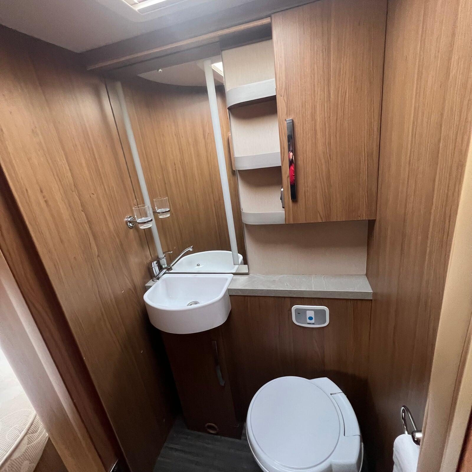 2016 Auto Trail Comanche Tri Axle 6 berth 6 belted Motorhome